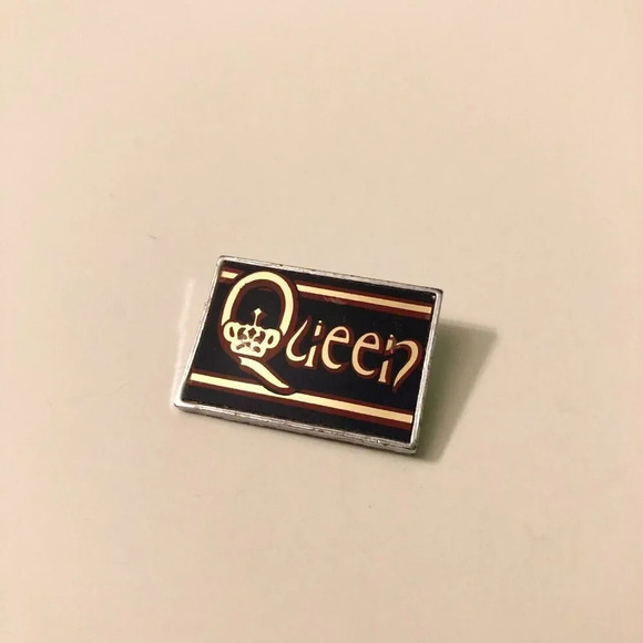 Vintage Queen Pin Made in England Enamel Rock Music Rock n  Roll Band - Picture 8 of 8